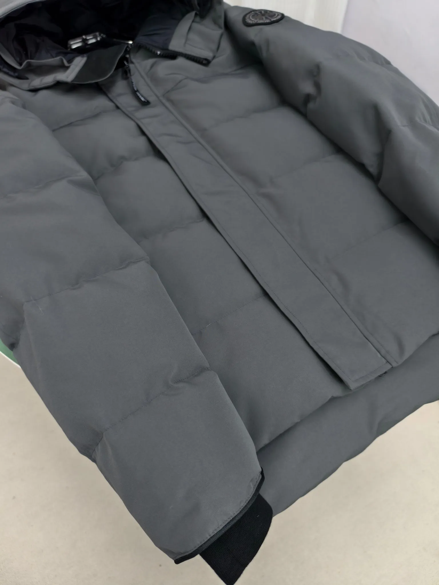 P700————2080M/New 17 models (higher version) Canada goose MacMillan parka. The MacMillan Parka features an innovative design with a streamlined hood detail, added shoulder straps and two additional interior pockets. This hip-length parka offers warmth and style with its quilted design and curved hem. Filled with extremely fluffy white duck down. The MacMillan Parka provides essential protection in all weathers. The adjustable down-connected hood improves warmth and protects against harsh weather. Rib knit cuffs tucked into the interior. The hood is equipped with a detachable zipper guard, and the hood trim can be replaced to create a personalized style and provide more protection (this jacket can be matched with wolf fur collar accessories, choose by yourself) ❤️The only version in the market Color: black red label black black label gray red label gray black label off-white red label navy red label Size: XS-2XL